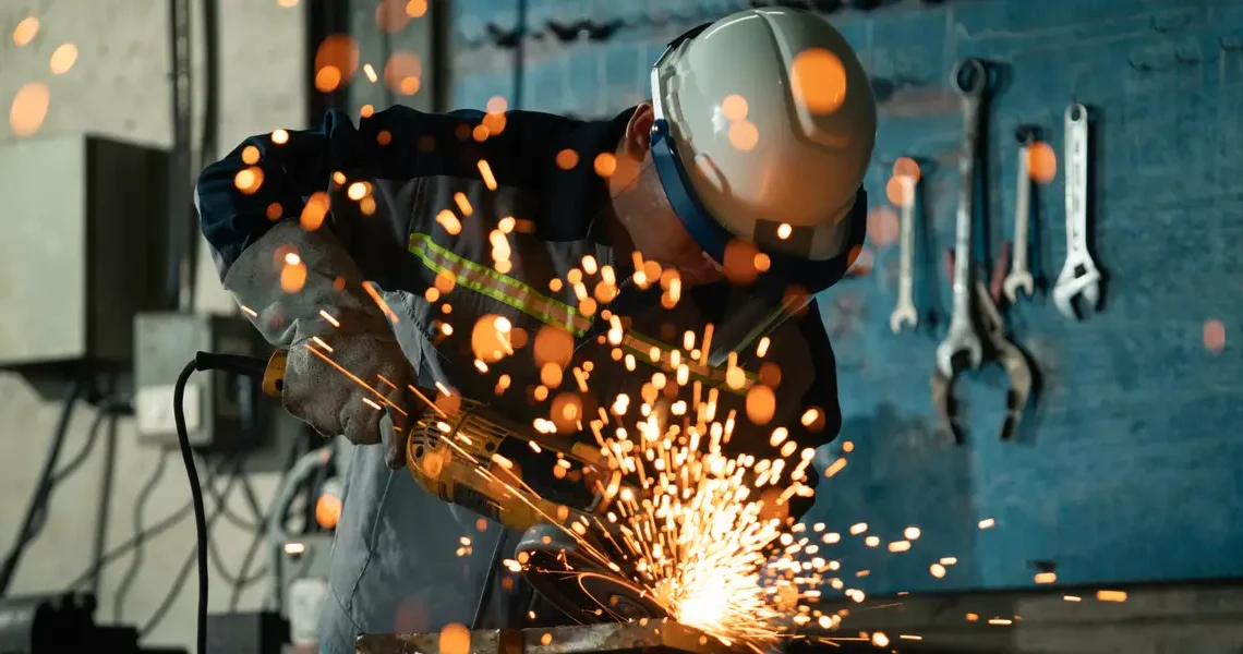 More Americans think of themselves as working class, even as they make more money