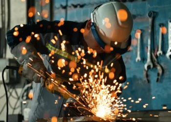 More Americans think of themselves as working class, even as they make more money