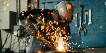 More Americans think of themselves as working class, even as they make more money