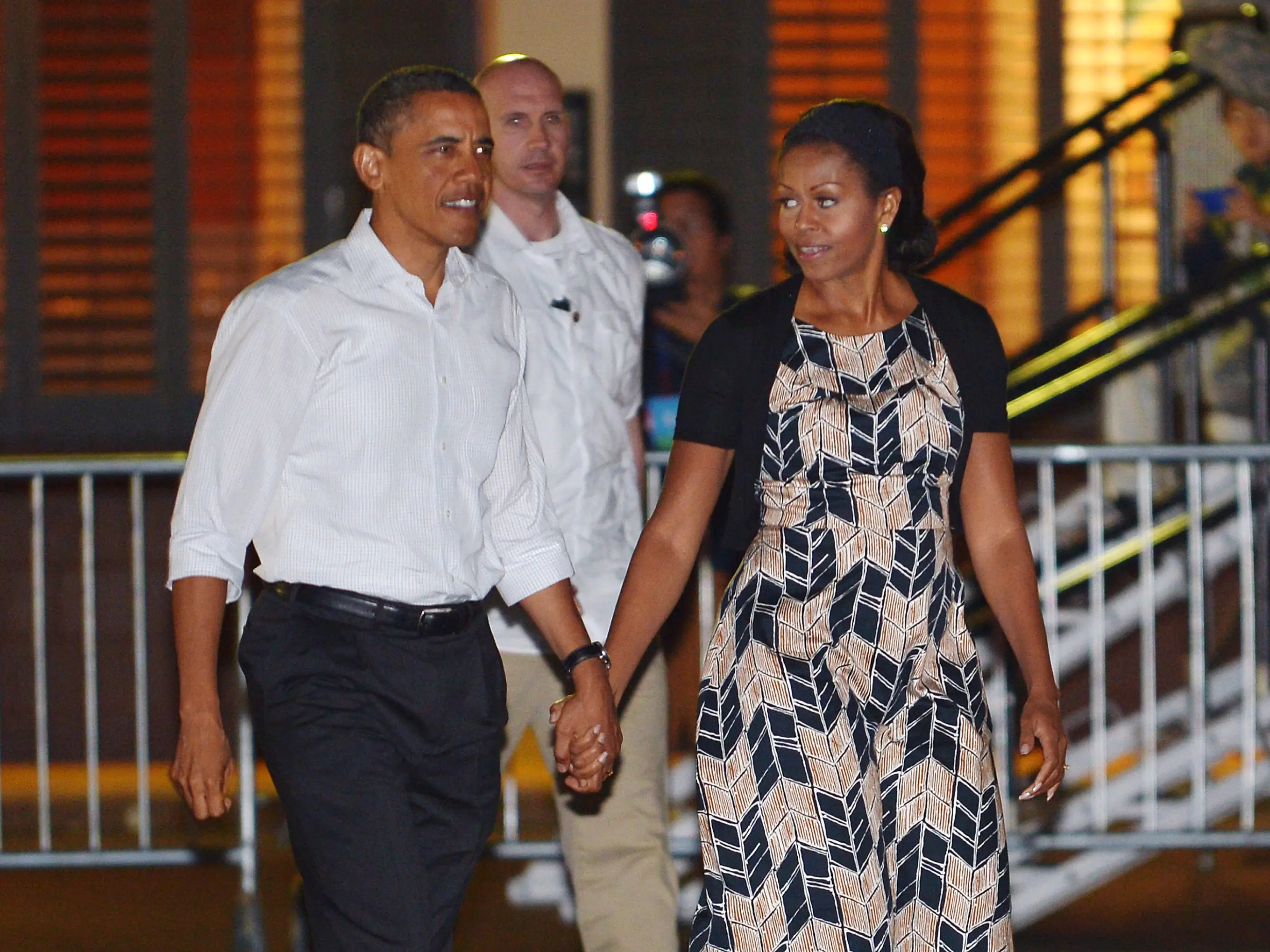 US President Barack Obama and First Lady Michelle Obama (R) make their way to board Air Force One on January 5, 2013 upon departure from Hickam Air Force Base in Honolulu, Hawaii. Obama was to return to Washington, DC after vacationing in Hawaii.
