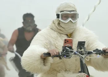 19 surreal photos show the mud, chaos, and glamour of Burning Man