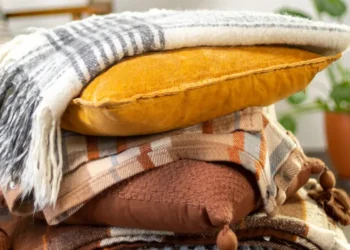 5 tasteful fall decorations to add to your home, and 3 tacky ones to avoid, according to an interior designer