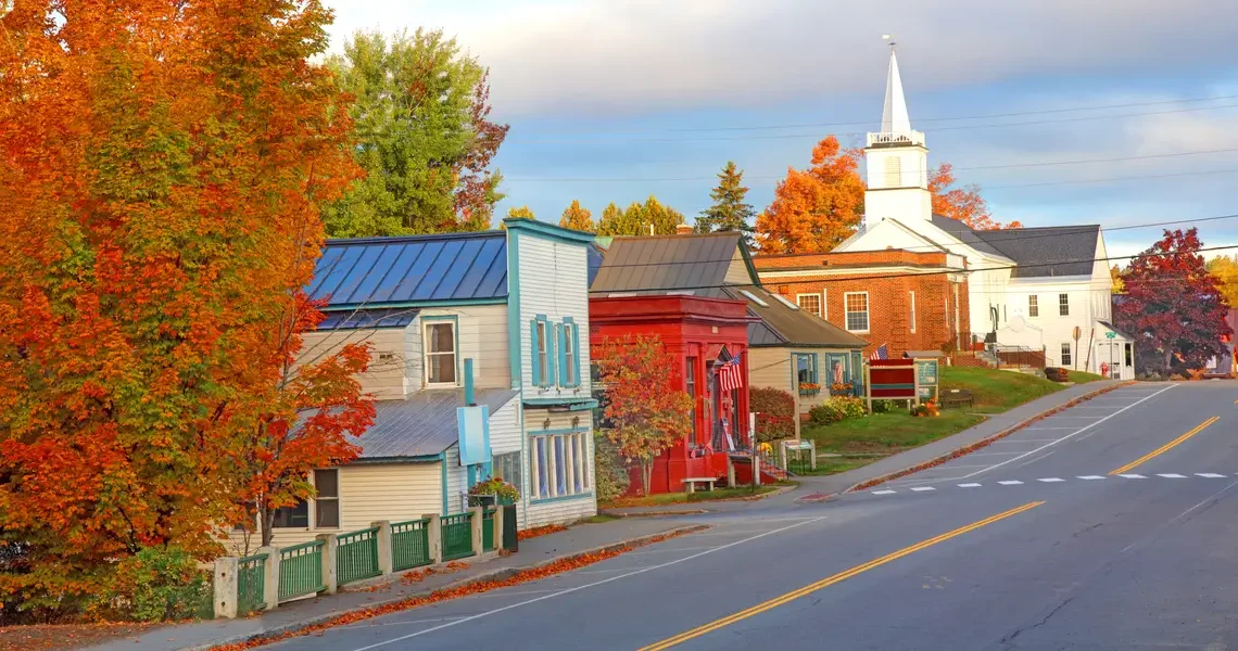 I grew up in New England. Fall is the best time to visit — but first-time tourists often make 4 avoidable mistakes.