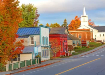 I grew up in New England. Fall is the best time to visit — but first-time tourists often make 4 avoidable mistakes.