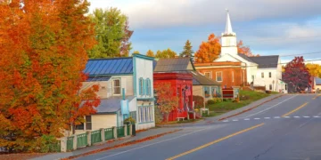 I grew up in New England. Fall is the best time to visit — but first-time tourists often make 4 avoidable mistakes.