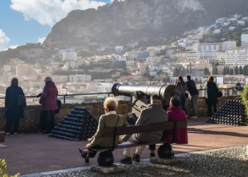 The 15 countries with the highest life expectancies — and the 15 with the lowest