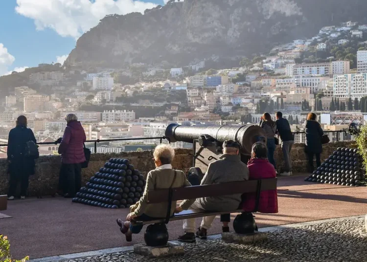 The 15 countries with the highest life expectancies — and the 15 with the lowest