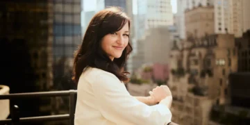 A single mom works as a makeup artist and NYC real estate broker. Here’s how she affords life in the city.