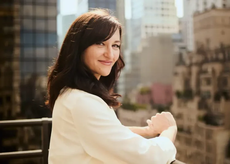 A single mom works as a makeup artist and NYC real estate broker. Here’s how she affords life in the city.