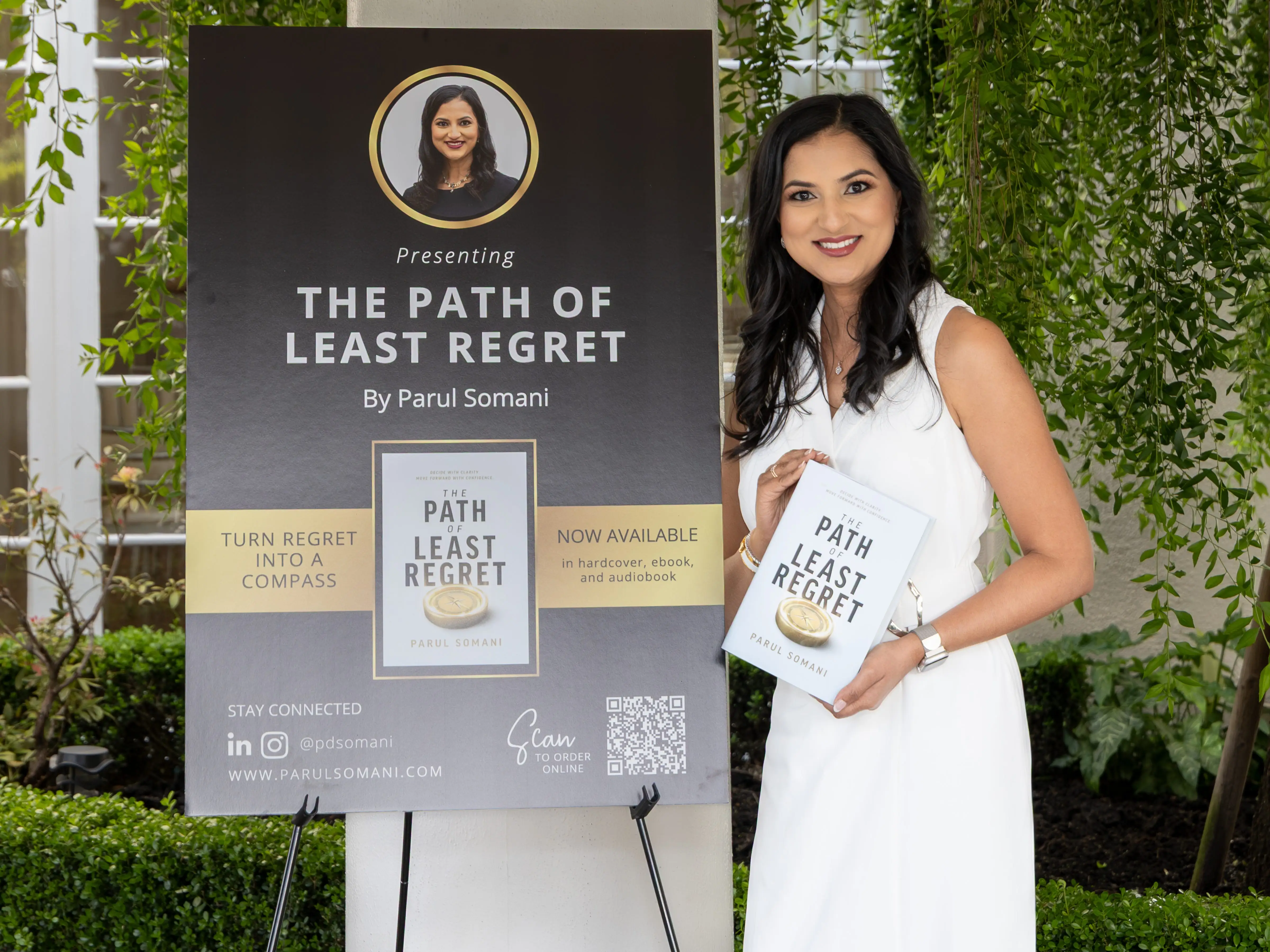 Parul Somani holding her book