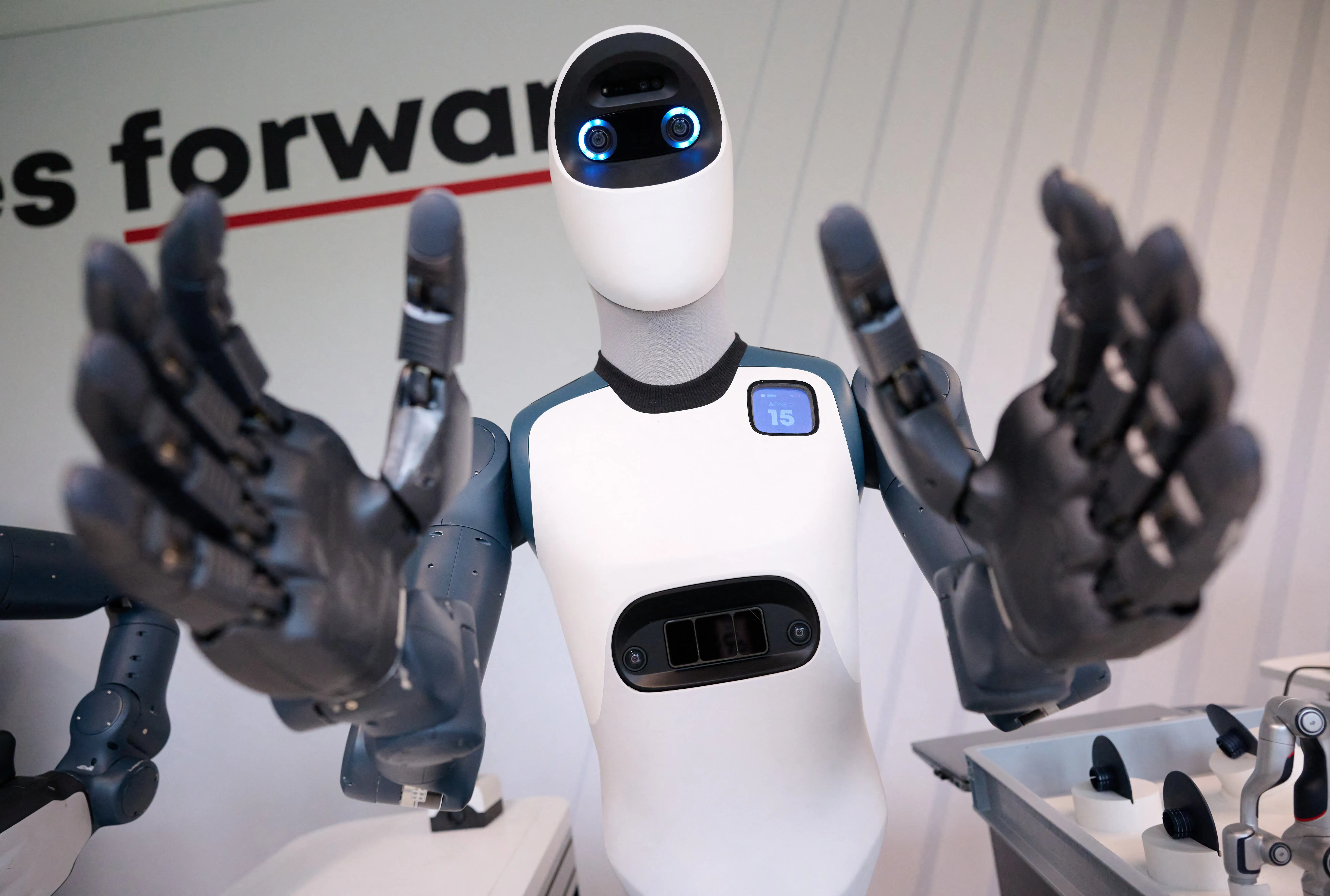 The humanoid robot 