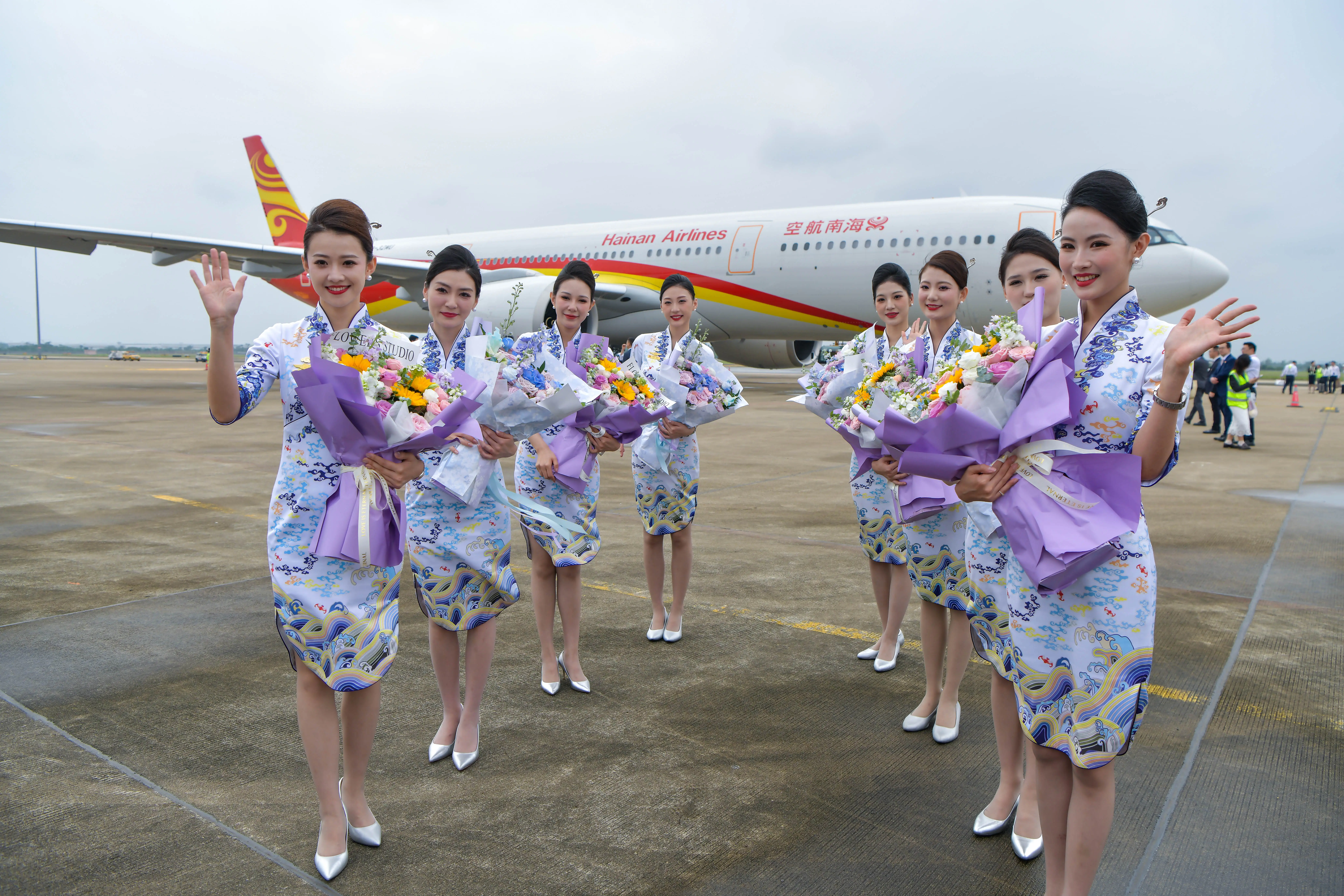 Flight attendants in front of a Hainan Airlines Airbus A330 series aircraft.