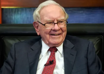 Warren Buffett has stepped down as Berkshire chairman. Here are 5 leadership lessons he leaves behind.