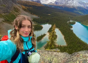 I’m a travel influencer who works every day while building my own business. Here are 4 ways I avoid burnout.
