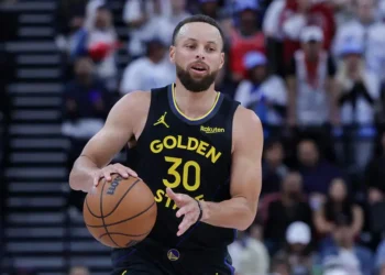 A health scare taught Steph Curry that tiny health details matter. Now he’s serious about recovery — and the power of saunas.