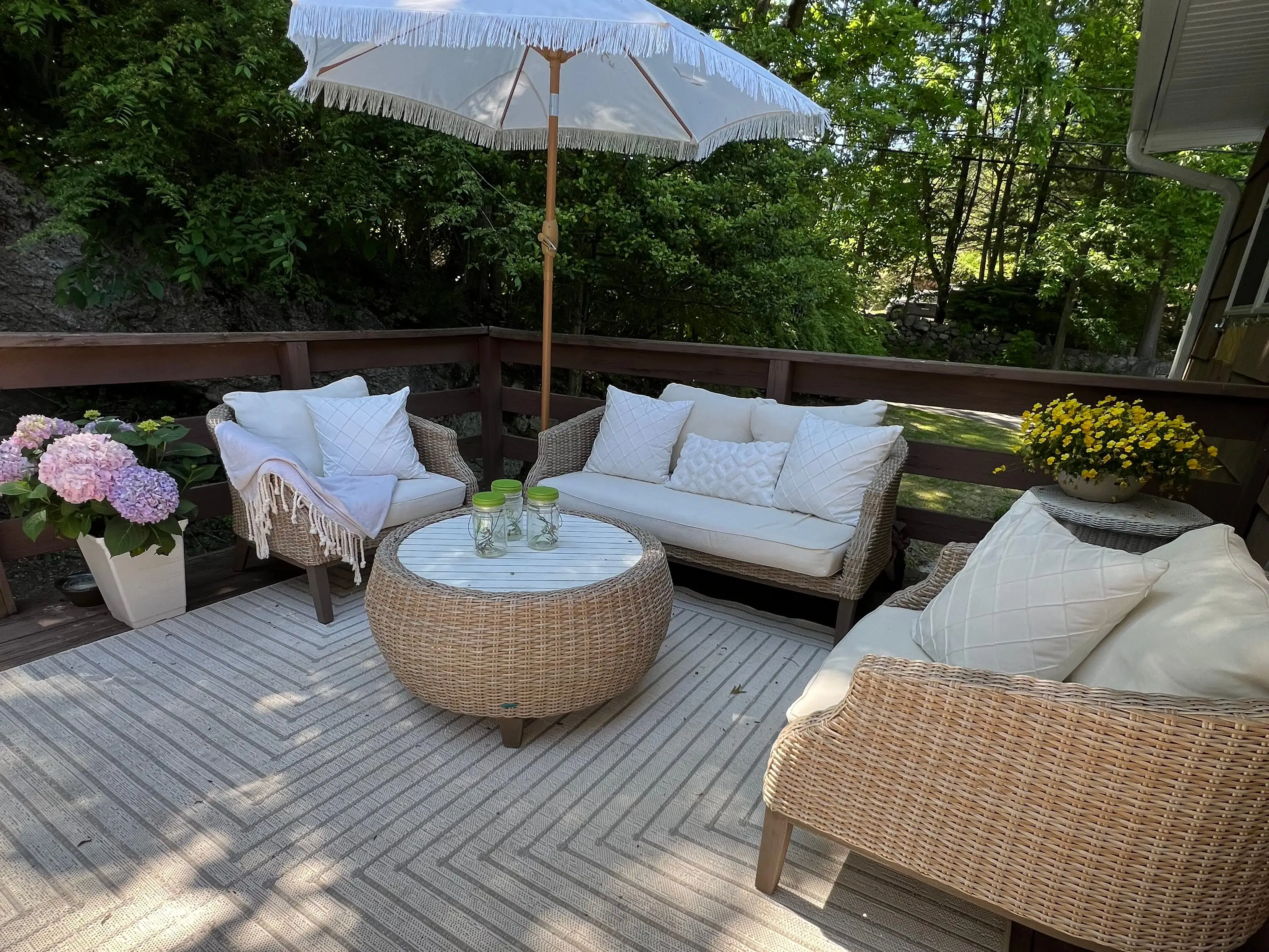 Deck with chairs, umbrella, rug