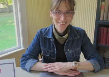 This small town librarian offers a ‘Bye, Bye AI’ class to take AI off your phone. Now everyone wants in.