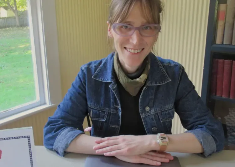 This small town librarian offers a ‘Bye, Bye AI’ class to take AI off your phone. Now everyone wants in.