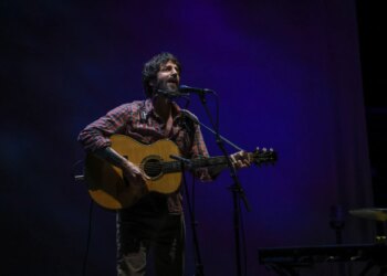 Grammy-Winning Singer Returns to Stage With ‘Something to Prove’ After Collapsing at Ryman Auditorium