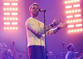 Massive YouTuber-Turned-Pop Star Suffers Brutal Fall at Recent Concert