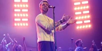 Massive YouTuber-Turned-Pop Star Suffers Brutal Fall at Recent Concert