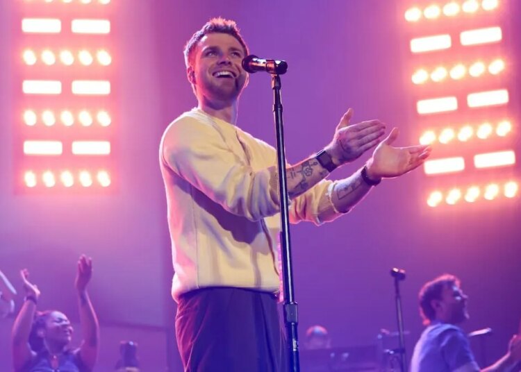 Massive YouTuber-Turned-Pop Star Suffers Brutal Fall at Recent Concert