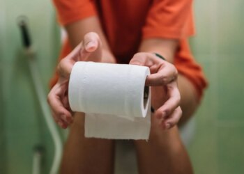 The Gross Bathroom Habit You’re Probably Doing Without Realizing It (and Why You Need to Stop ASAP)