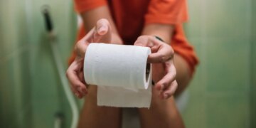 The Gross Bathroom Habit You’re Probably Doing Without Realizing It (and Why You Need to Stop ASAP)