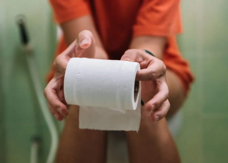 The Gross Bathroom Habit You’re Probably Doing Without Realizing It (and Why You Need to Stop ASAP)