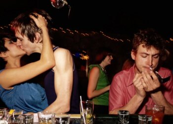 The Real Reason PDA Makes Some People Uncomfortable, According to a Psychologist
