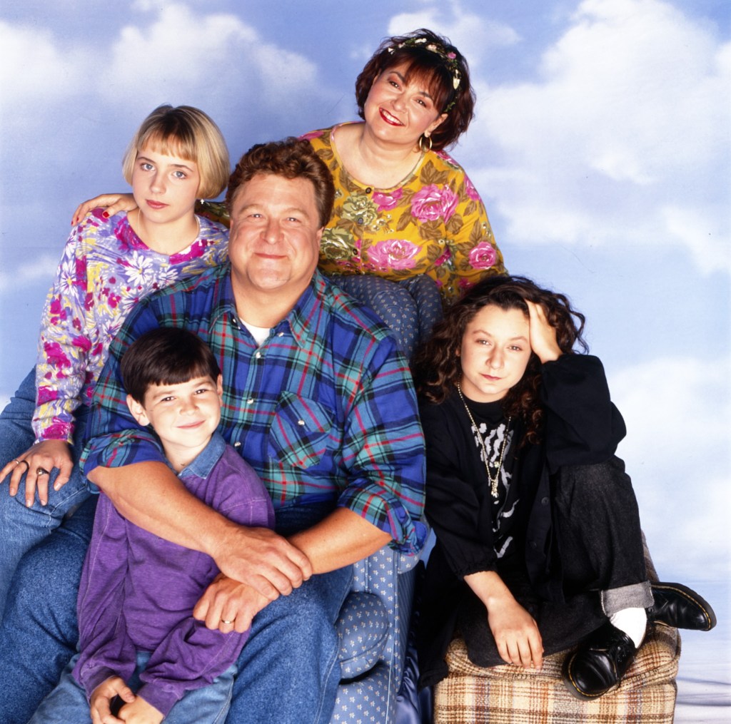 Cast members from Roseanne pose for a portrait.