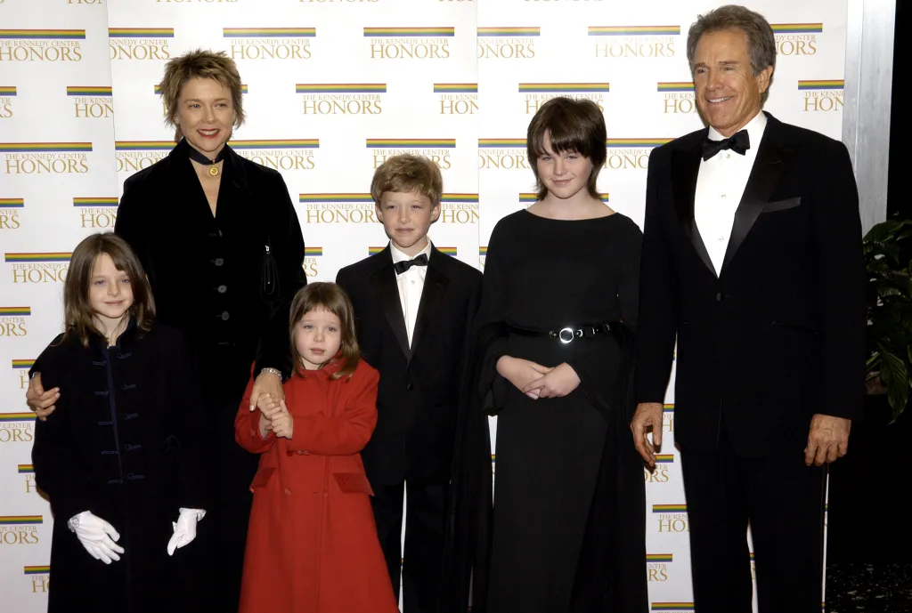 Warren Beatty, Annette Bening, and their four children Isabel, Ella Corinne, Benejamin, and Kathlyn, pose in front of a Kennedy Center Honors backdrop.
