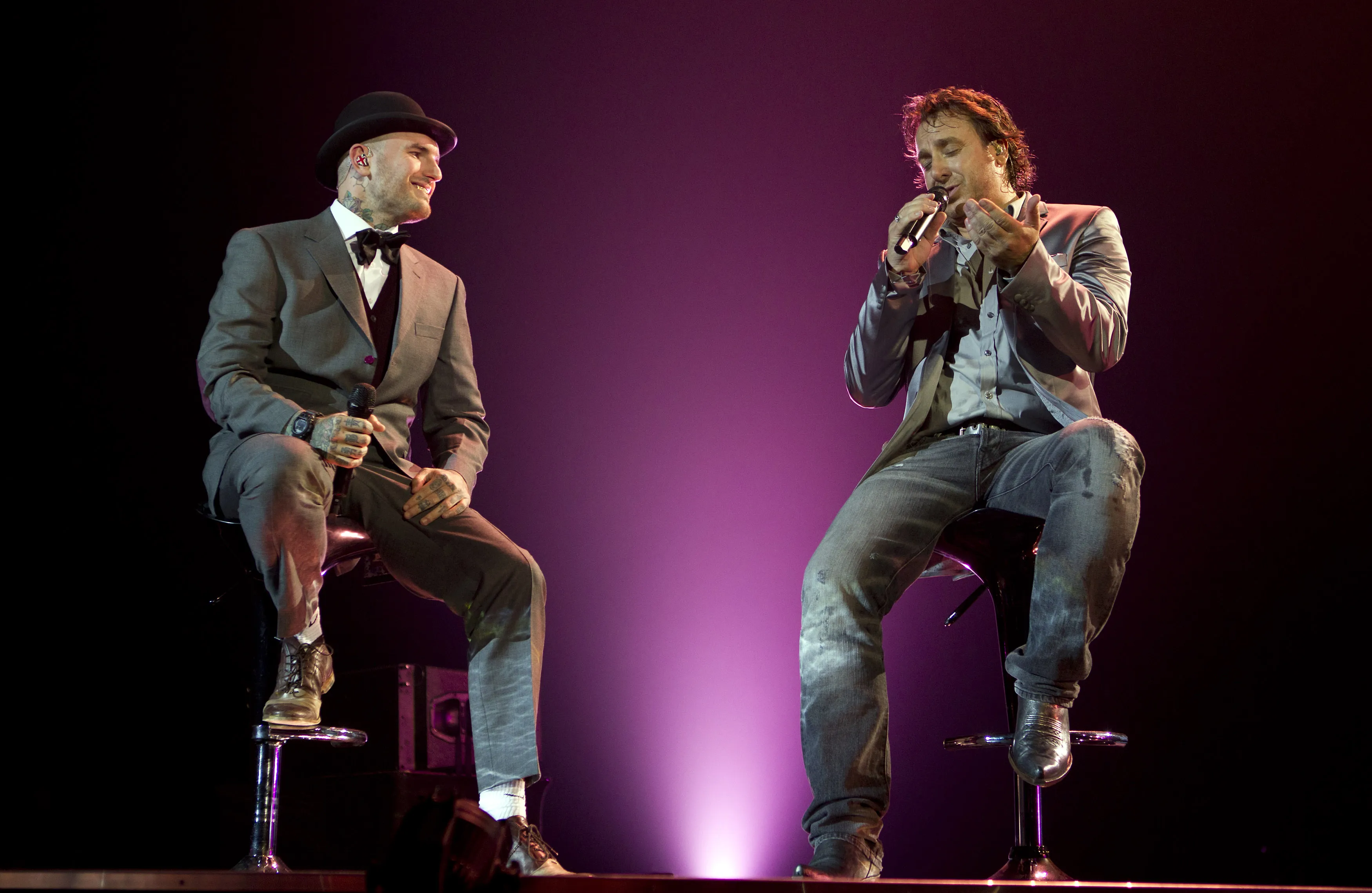 Ben Saunders and Marco Borsato performing on stage.