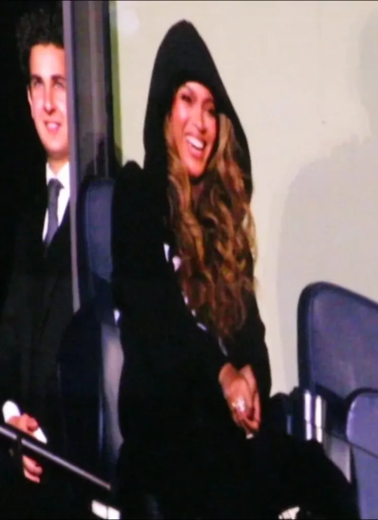 Beyoncé smiles as Jay-Z and the crowd sing 