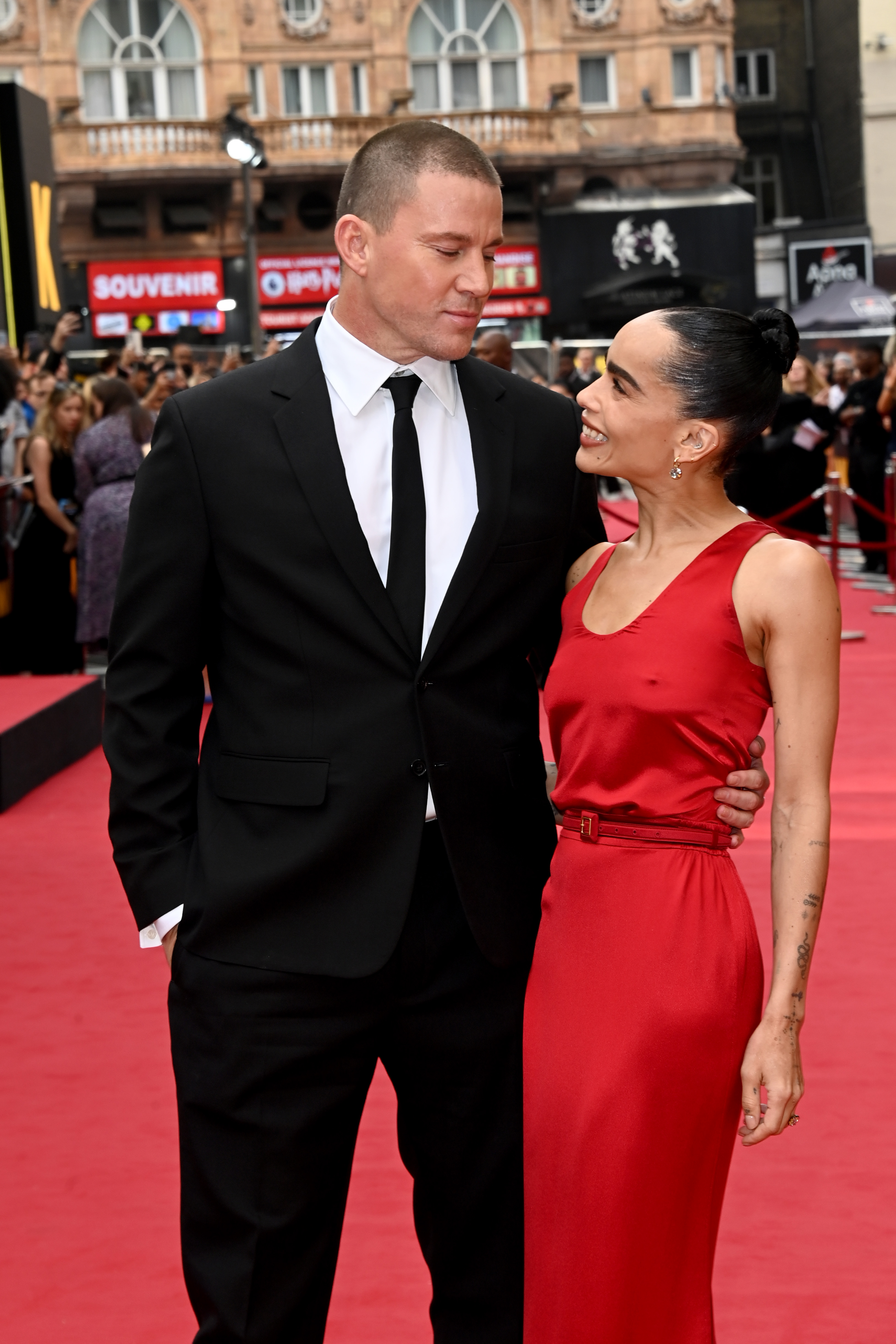 Channing Tatum and Zoë Kravitz on a red carpet.
