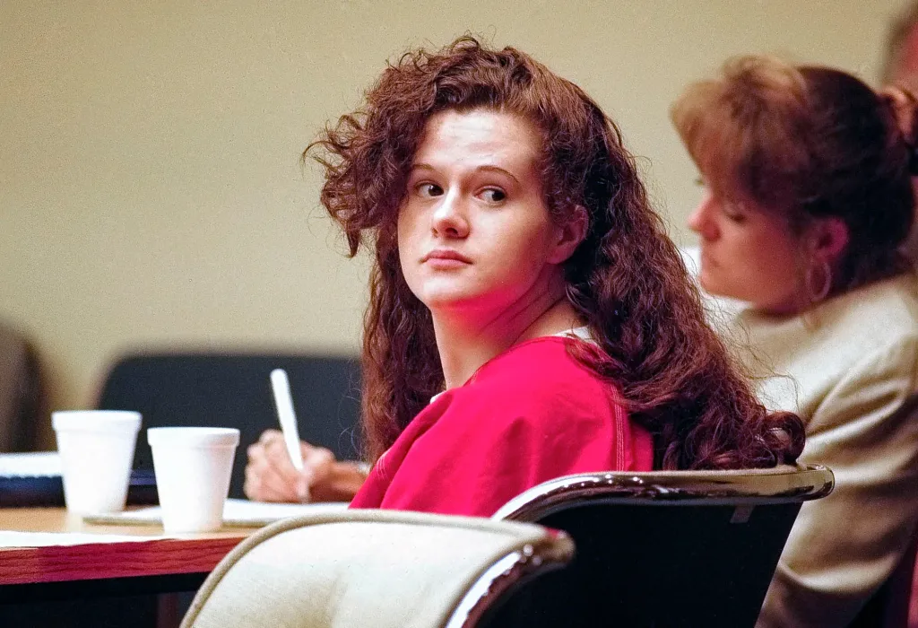 Christa Gail Pike looking around the courtroom during a hearing for a new trial.
