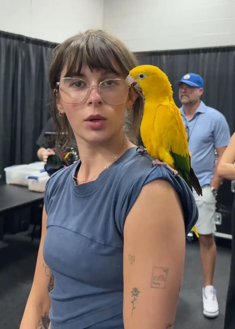 Country music star Ella Langley with a parrot on her shoulder.