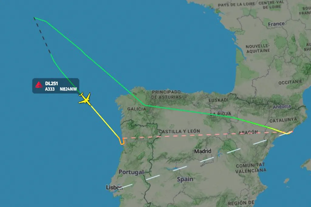 Illustration of Delta flight DL251's flight path turning around over the Atlantic and diverting to Porto.