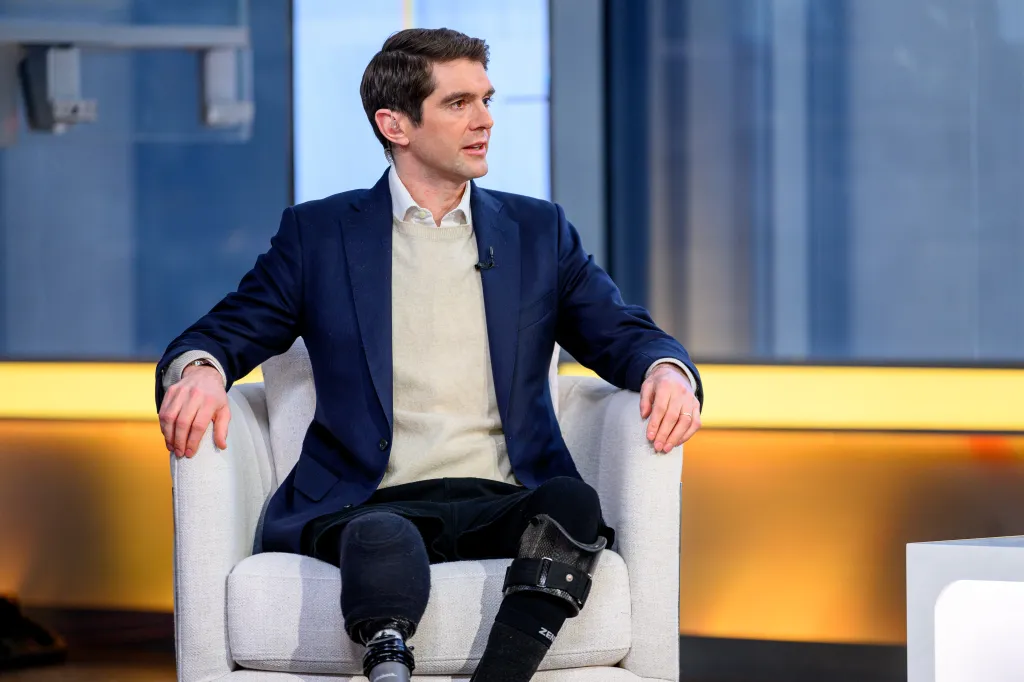 Lee became a key part of extracting Fox News correspondent Benjamin Hall, who had been severely injured when Russian forces attacked his vehicle near Kyiv.