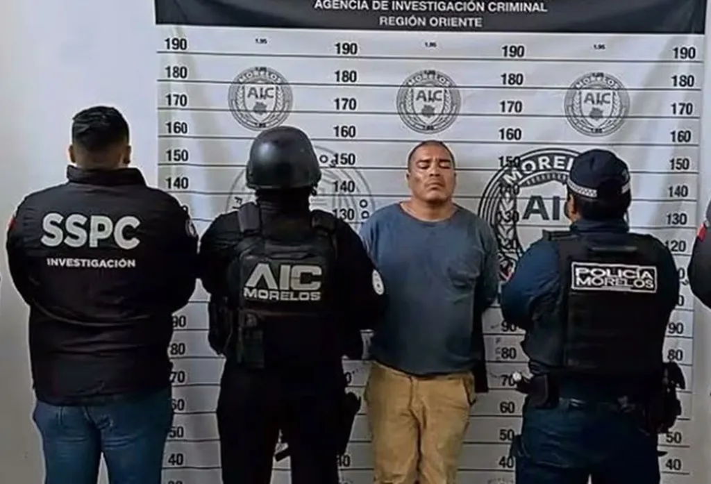 Francisco Javier Meléndez with three officers in front of a height chart.