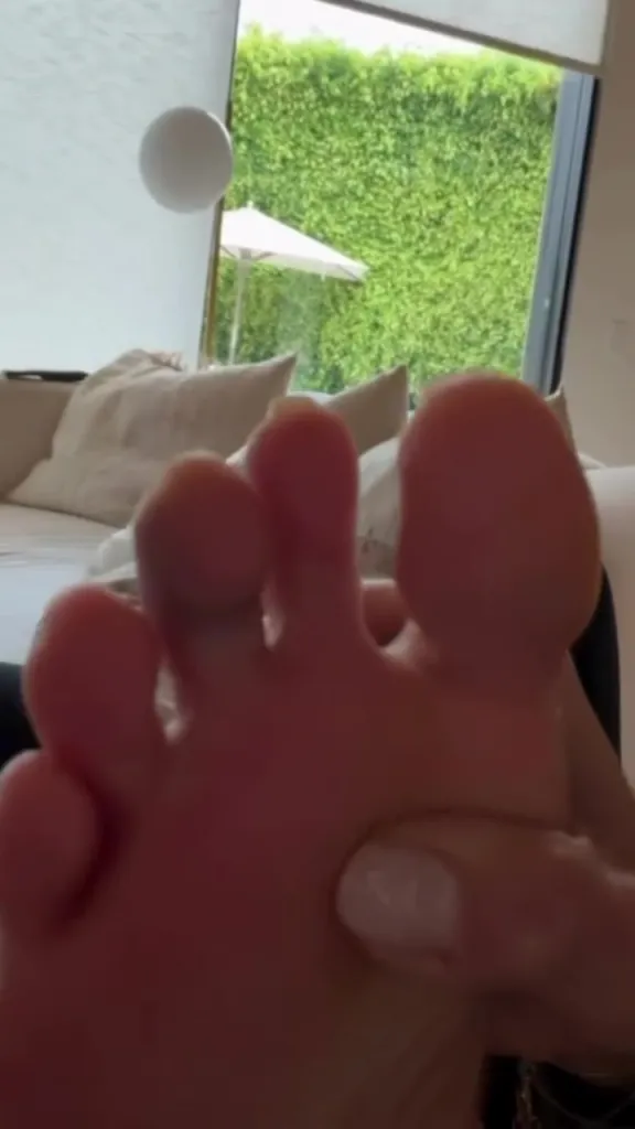 Giada De Laurentiis's foot with an injured toe, implying a 
