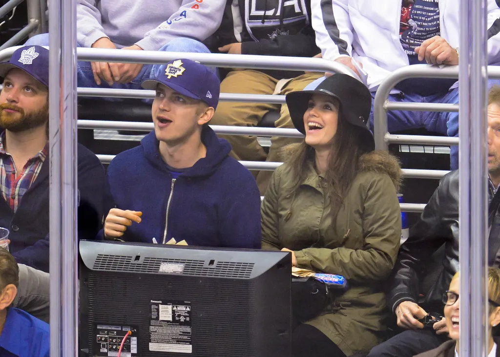 Hayden Christensen and Rachel Bilson attend a hockey game.