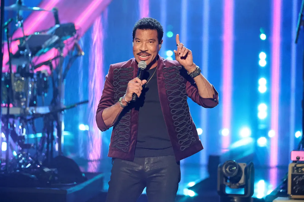 Lionel Richie onstage speaking at the Rock & Roll Hall of Fame Induction Ceremony.