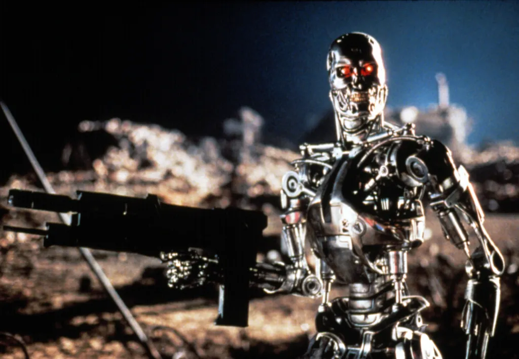 Robert Patrick as the T-1000 in skeleton form holding a large gun in 