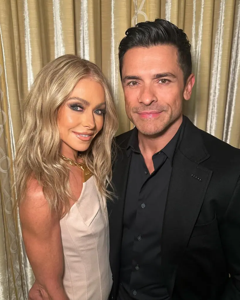 Kelly Ripa and Mark Consuelos posing for a photo.
