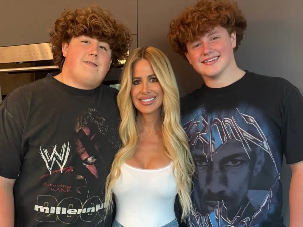 Kim Zolciak-Biermann posing with her sons KJ and Kash.
