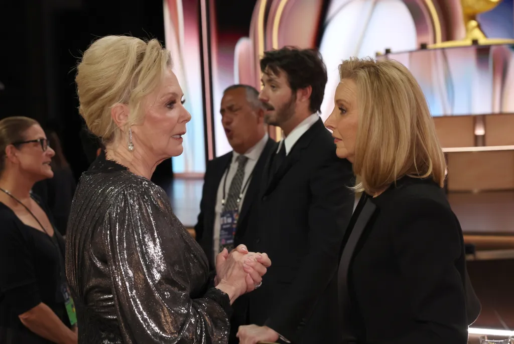 Jean Smart and Lisa Kudrow speak to each other at an awards show.