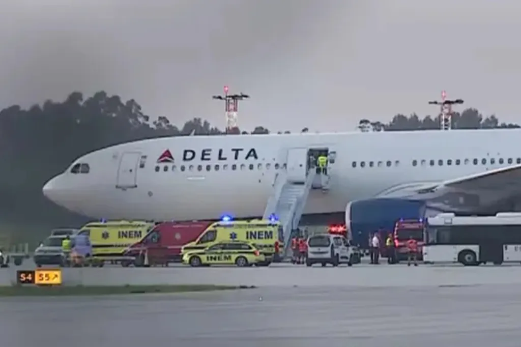 Delta plane after an emergency landing at Porto airport with emergency vehicles on the tarmac.