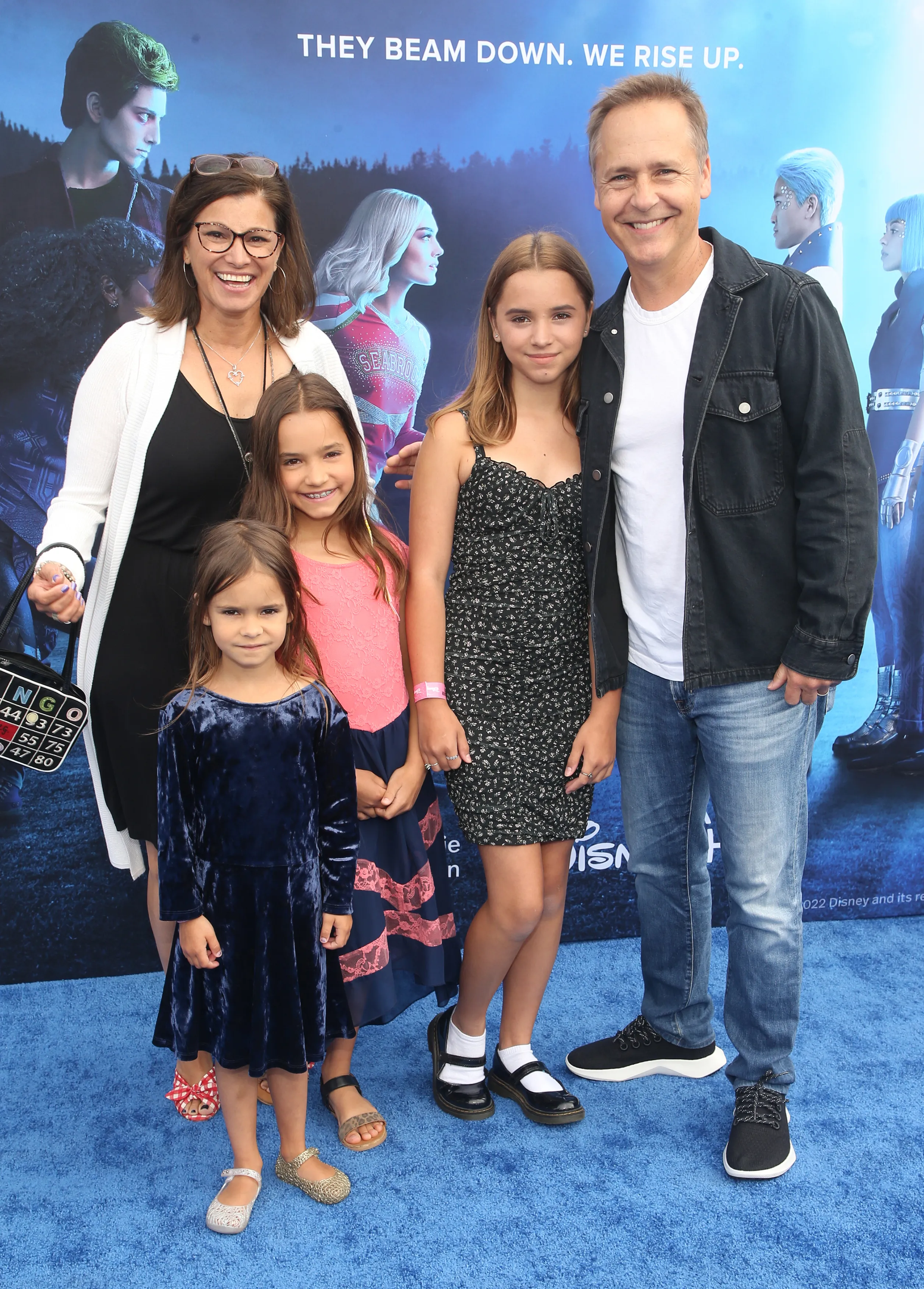 Actor Chad Lowe, producer Kim Painter, and their three daughters pose on a blue carpet.