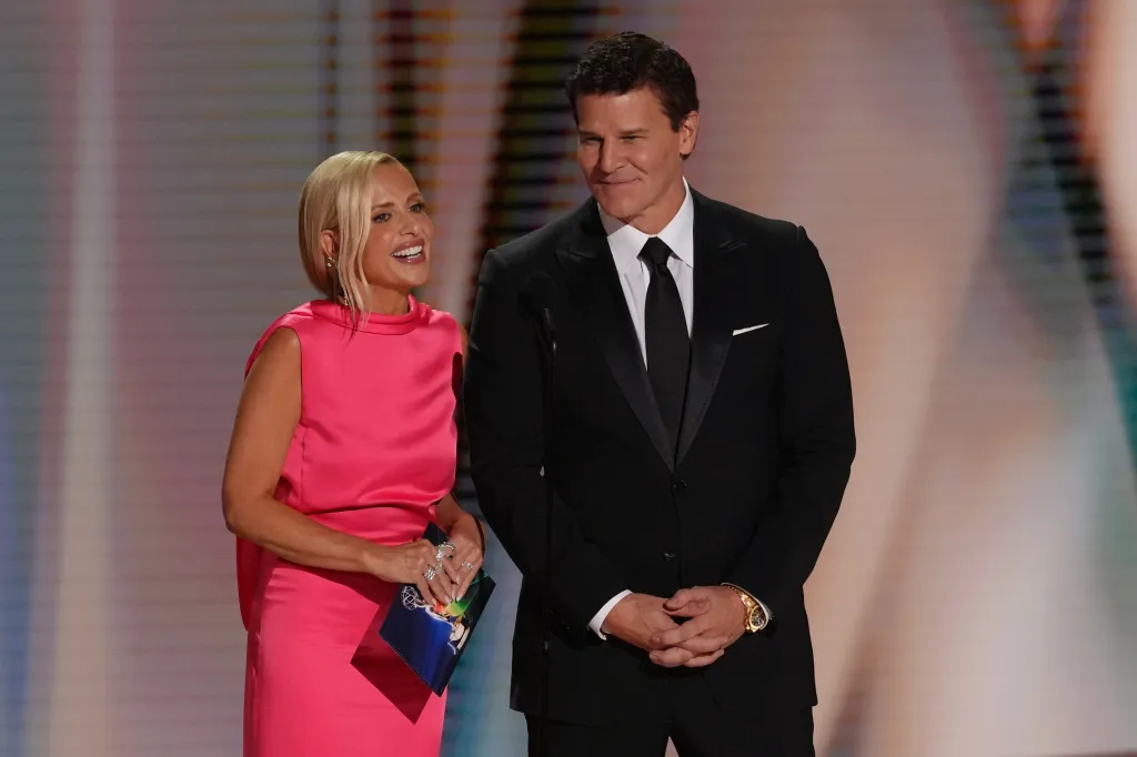 Sarah Michelle Gellar and David Boreanaz presenting at the Emmy Awards.